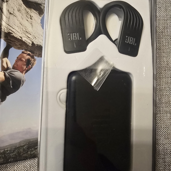 JBL Endurance Earbuds - Picture 2 of 4